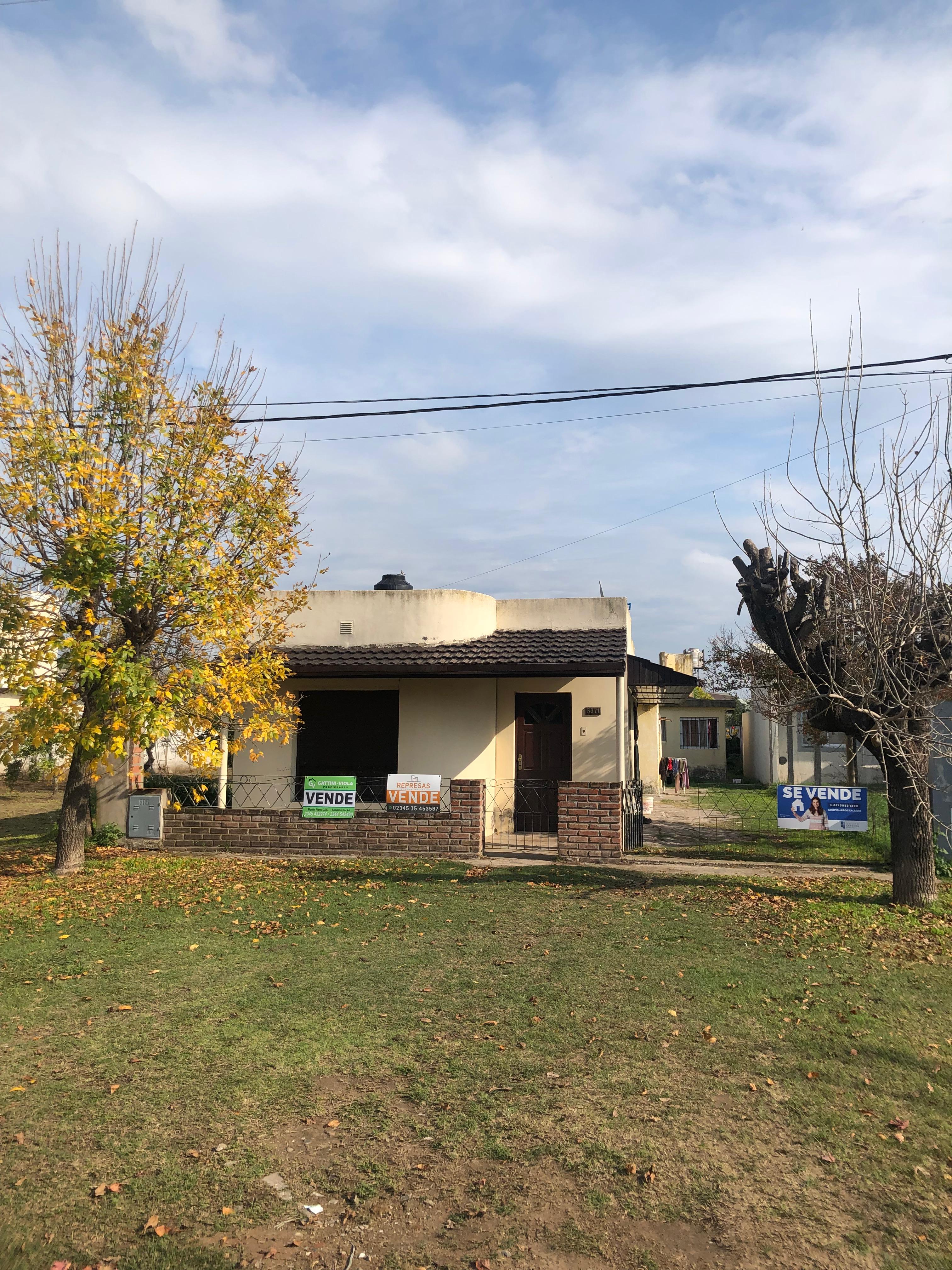 Casa con quincho sobre Av. Saavedra